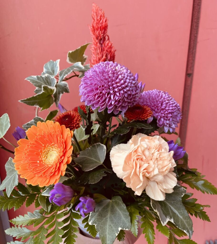 色とりどりの秋の花で作られたフラワーアレンジメント