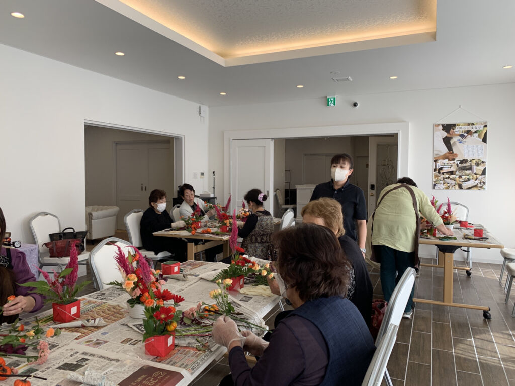 家族葬専用式場つむぎ(西那須野)で開催された秋の生花アレンジ教室の様子。参加者が笑顔で作品を制作している風景