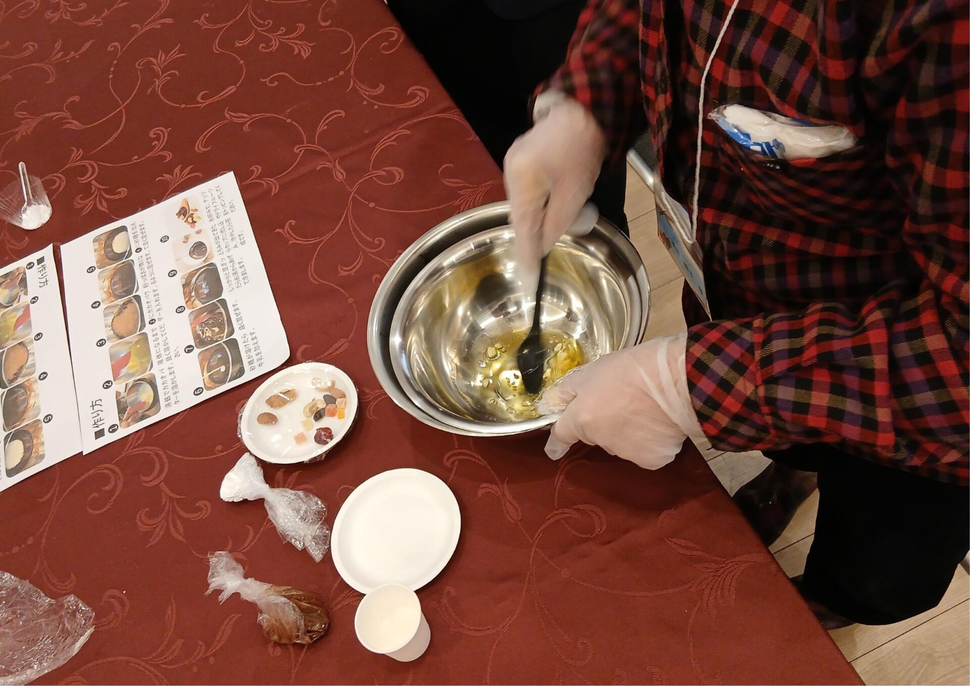 カカオバターを湯せんで溶かしている工程の様子