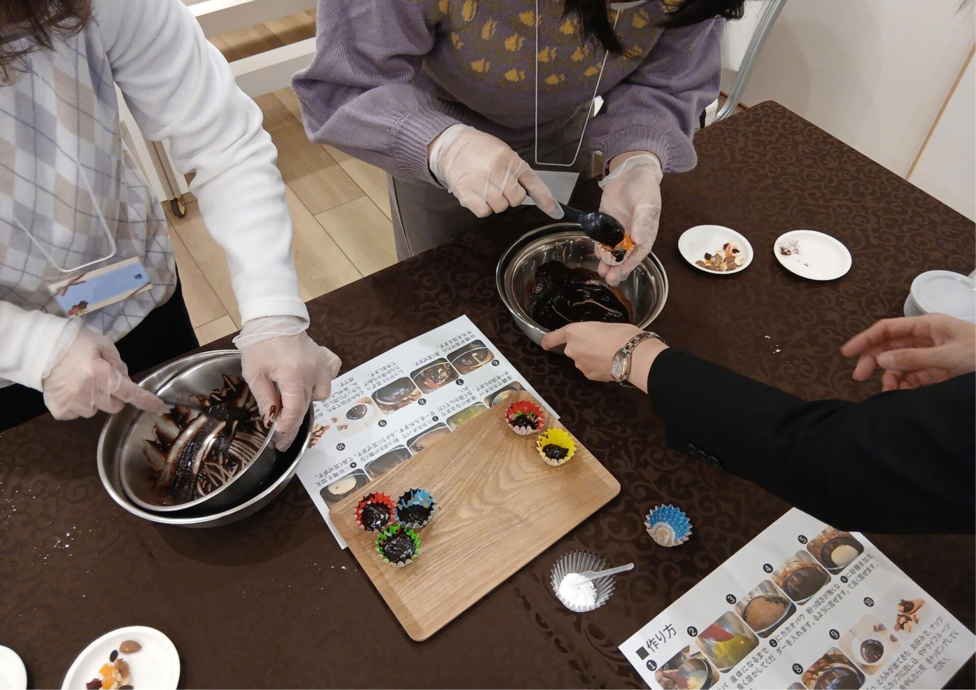 カカオパウダーと砂糖を混ぜ合わせる工程の様子