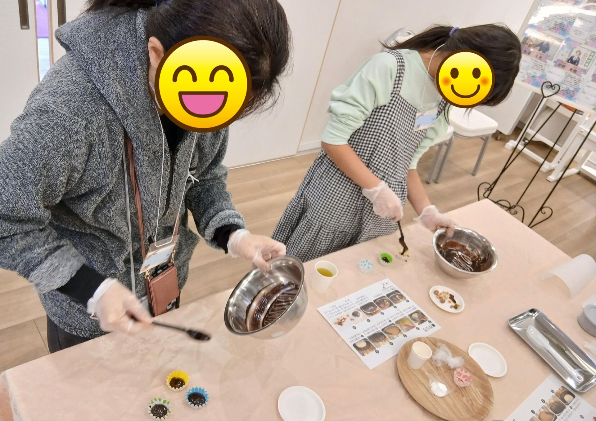 親子でチョコレート作りを楽しむ様子
