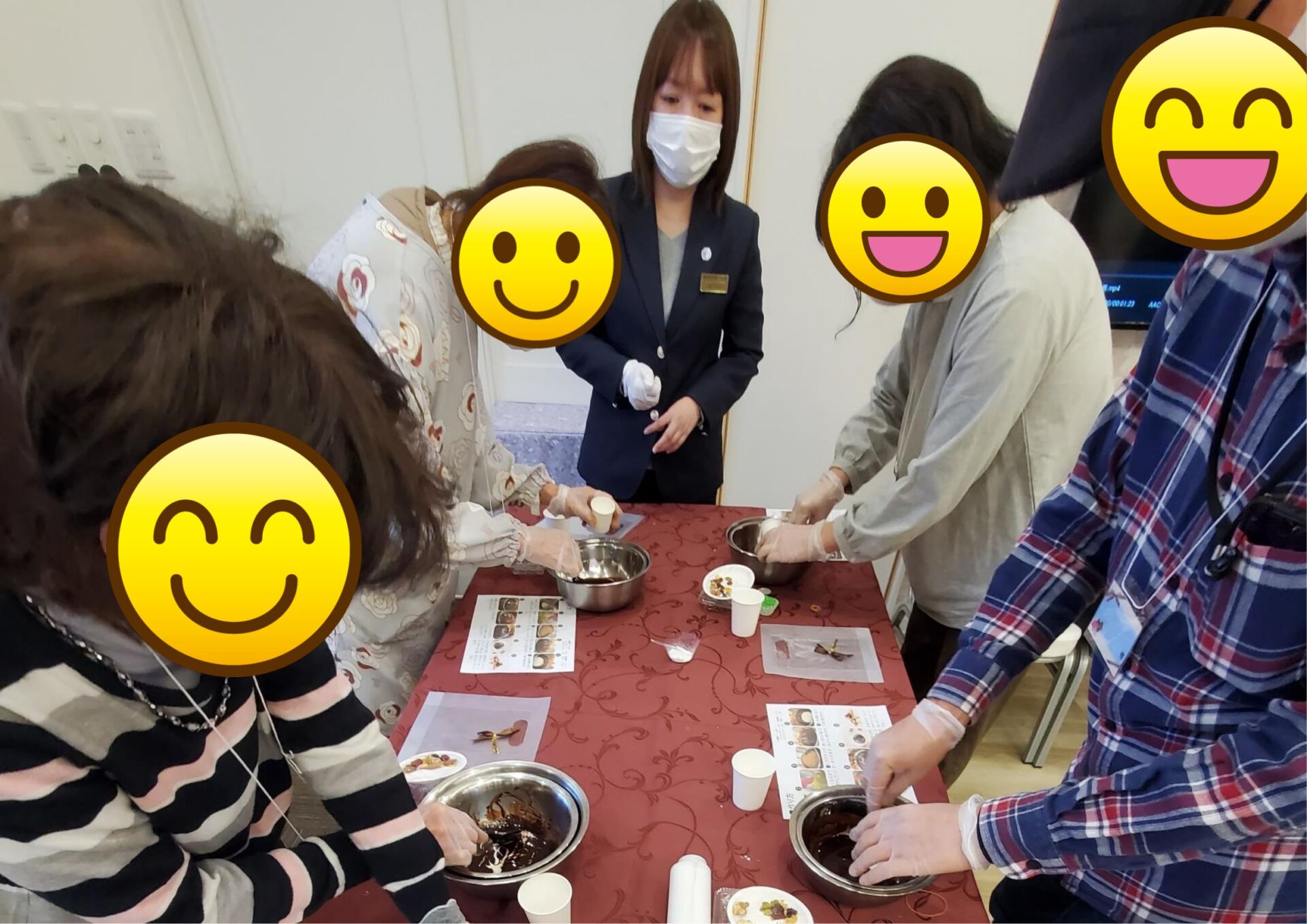 トッピングを加えてオリジナルチョコレートを作る様子