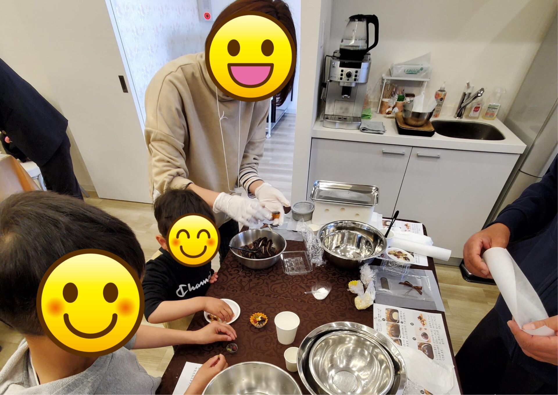 会場全体でチョコレート作りを楽しむ風景