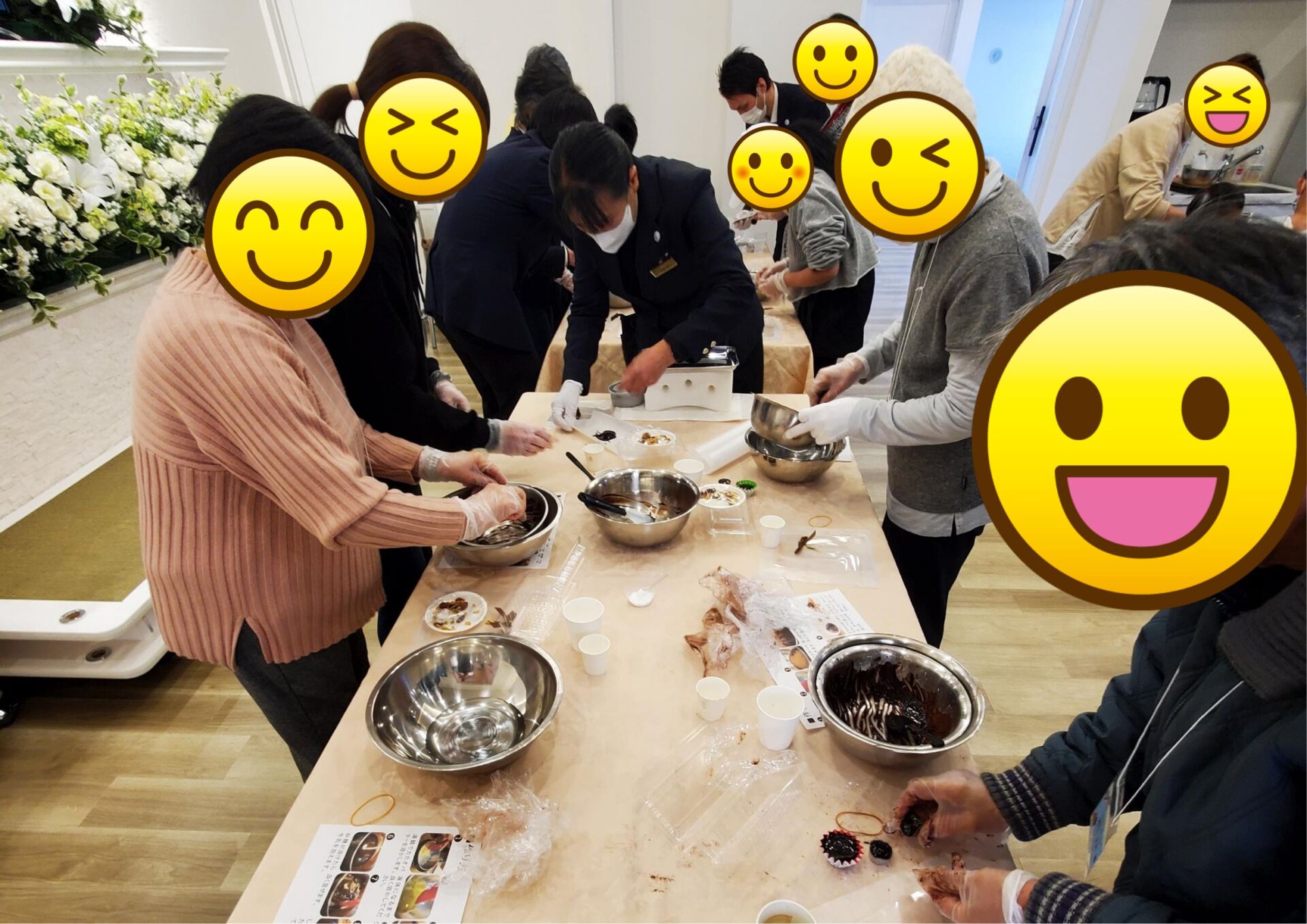 スタッフが参加者をサポートしている様子