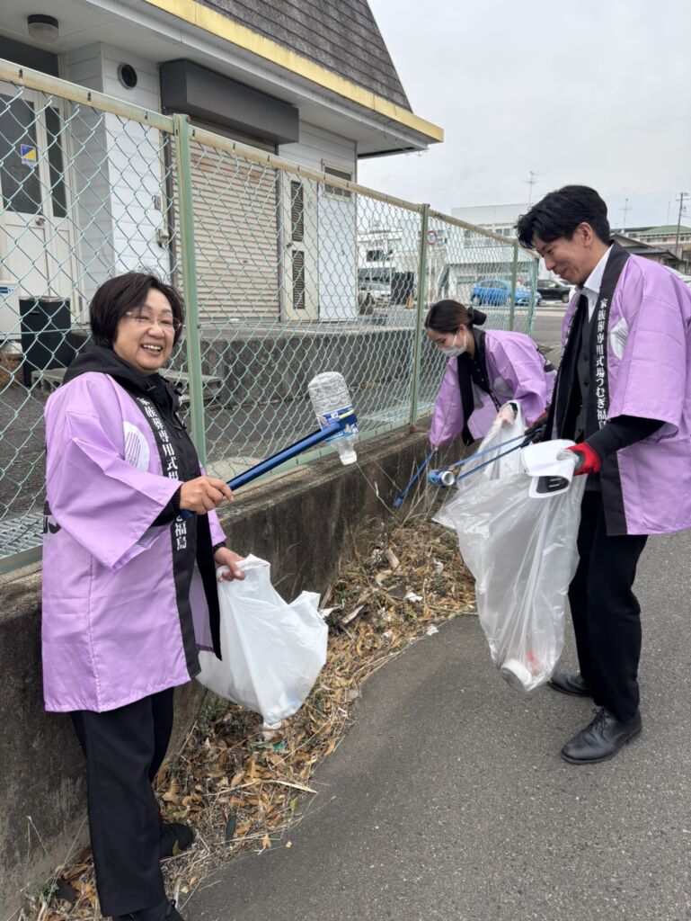 ごみ拾いの様子
空のペットボトルを見つけました