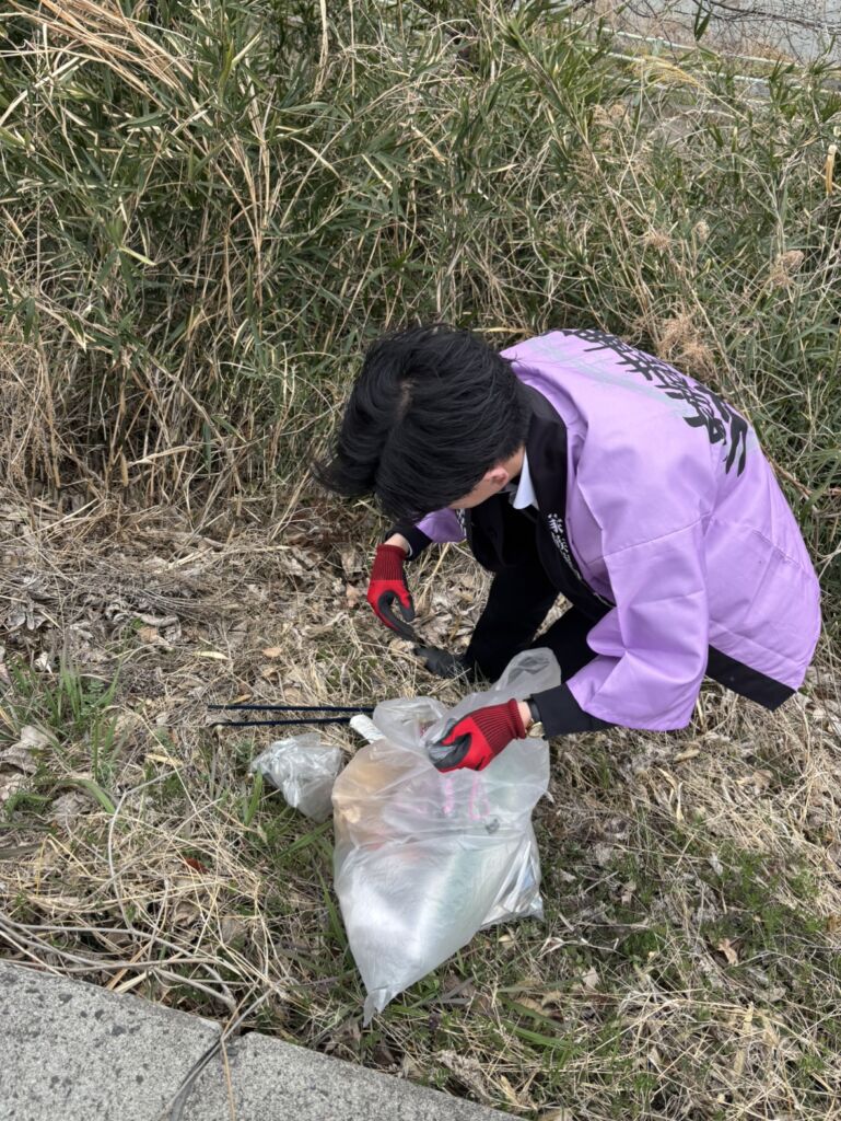 ごみ拾いの様子
通路沿いの茂みのごみを拾ってます