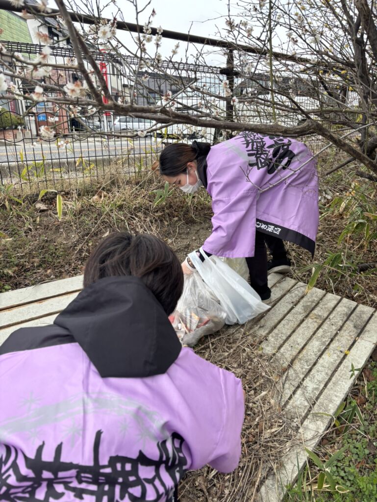 ごみ拾いの様子
茂みの奥にごみがありました