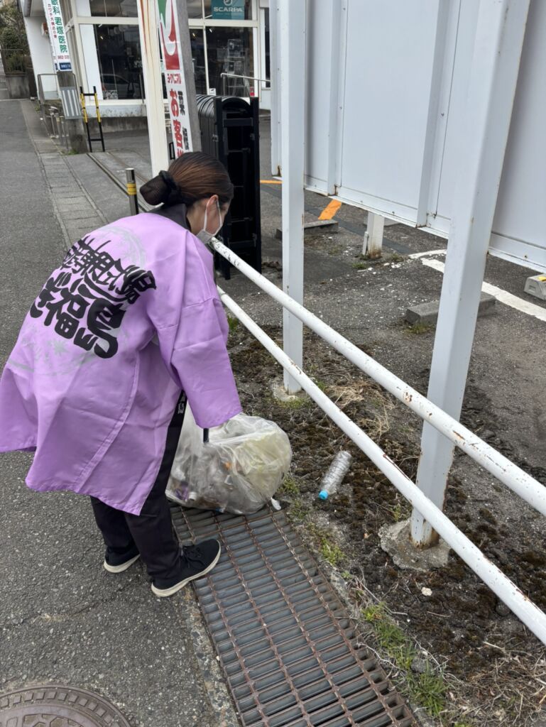 ごみ拾いの様子
お店様の近くにペットボトルのごみを見つけました