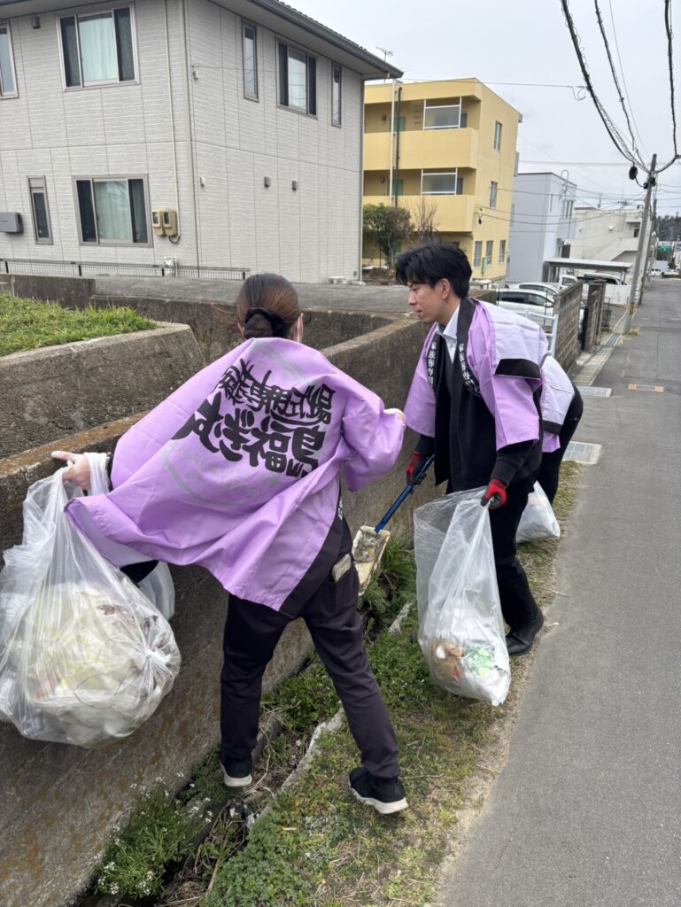 ごみ拾いの様子
強風にあおられながらも活動を続けています
