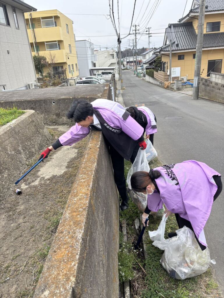 ごみ拾いの様子
側溝の奥にあるビンを拾おうと手を伸ばしています