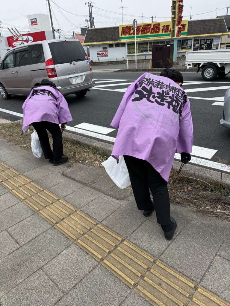 ごみ拾いの様子
道路沿いの隙間のタバコの吸い殻、お菓子の袋を拾っています