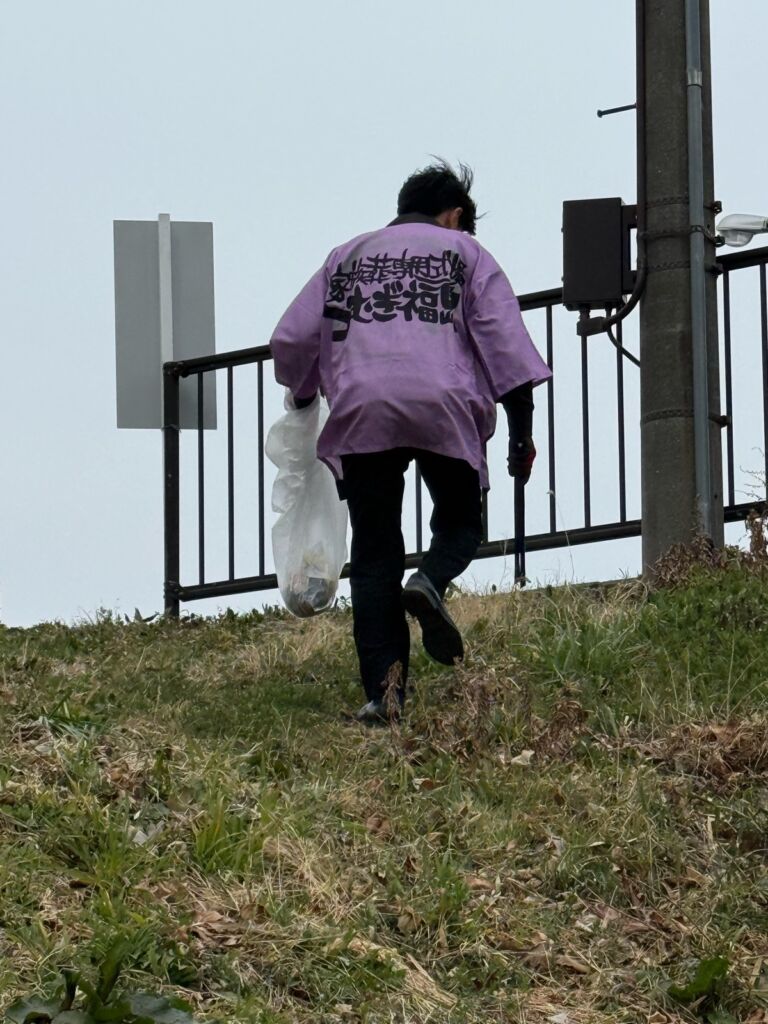ごみ拾いの様子
草むらの斜面を登ってごみを探してます