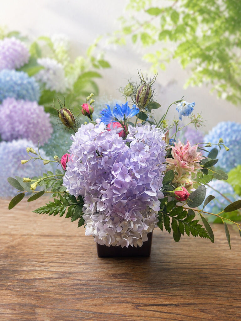 季節の花(あじさい)をメインに飾った青を基調としたアレンジメント作品の写真
