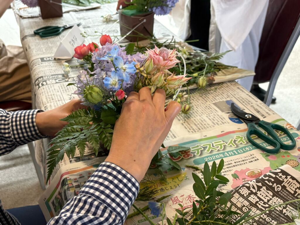 生花アレンジメント教室で季節の花を使い作品を制作する参加者の様子