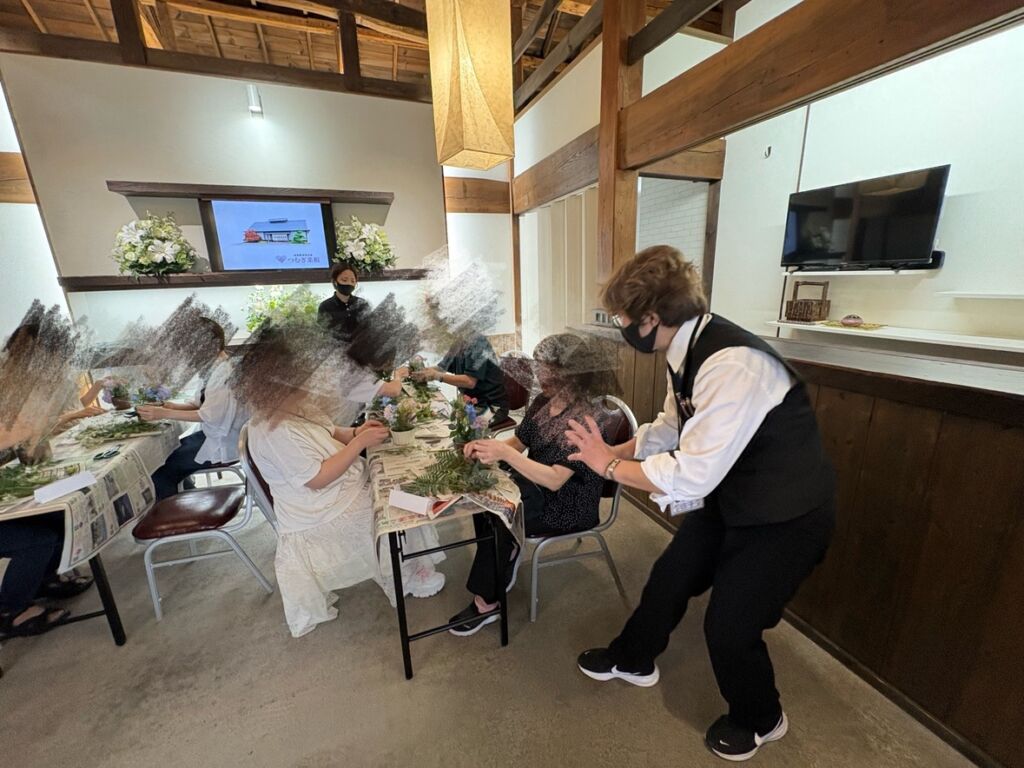 つむぎのスタッフがお客様の作品を見て感動して、作品の良さを熱弁している写真