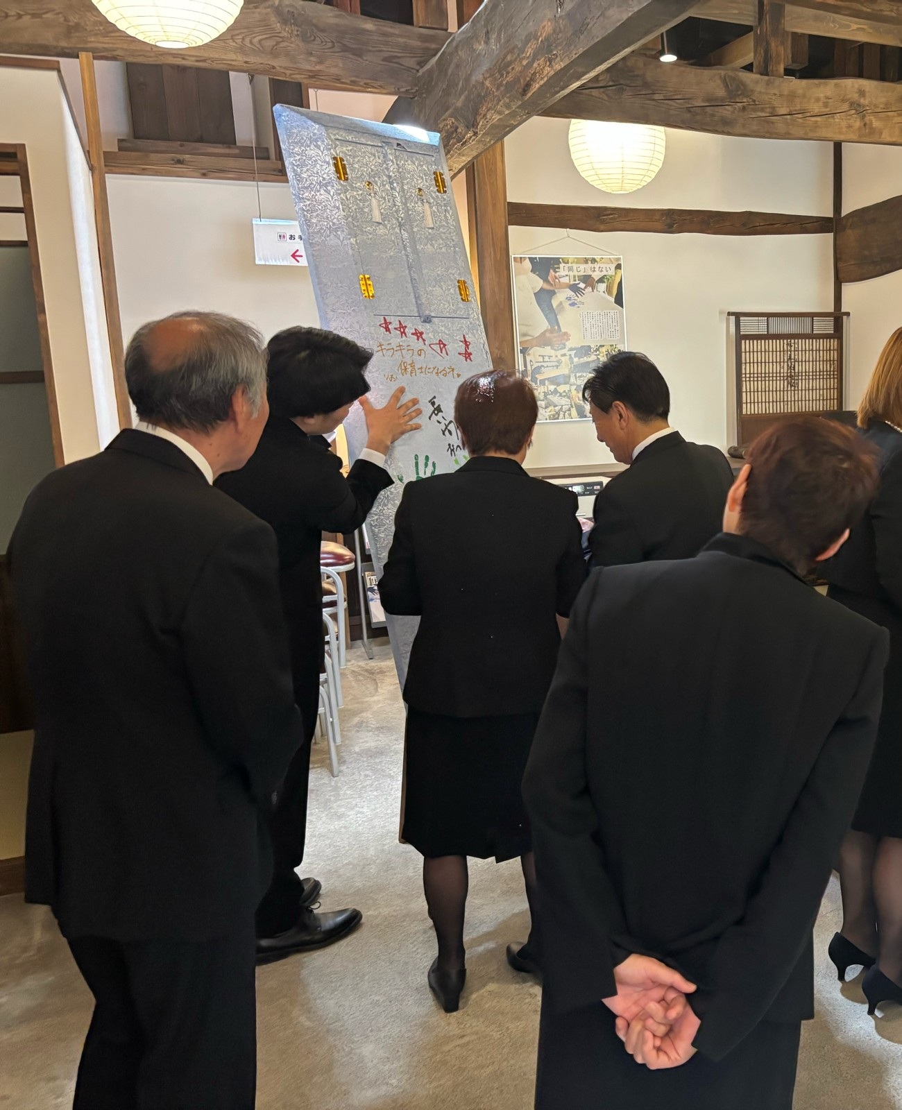 お棺ペイントの様子2