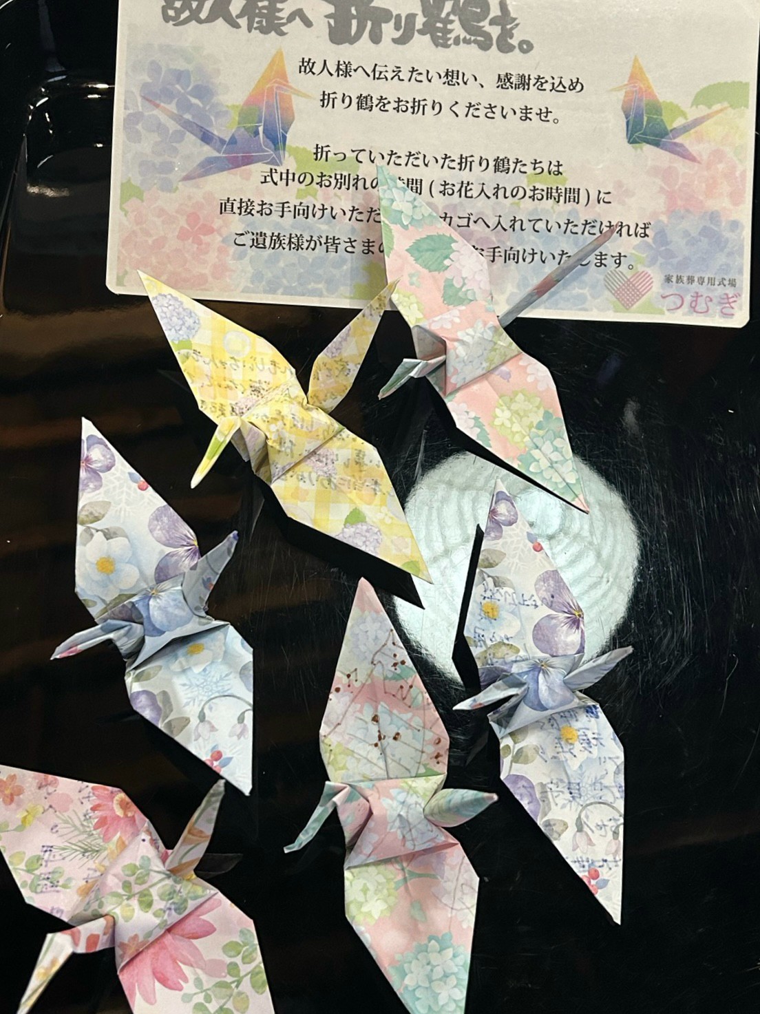 想い鶴をお納めする様子