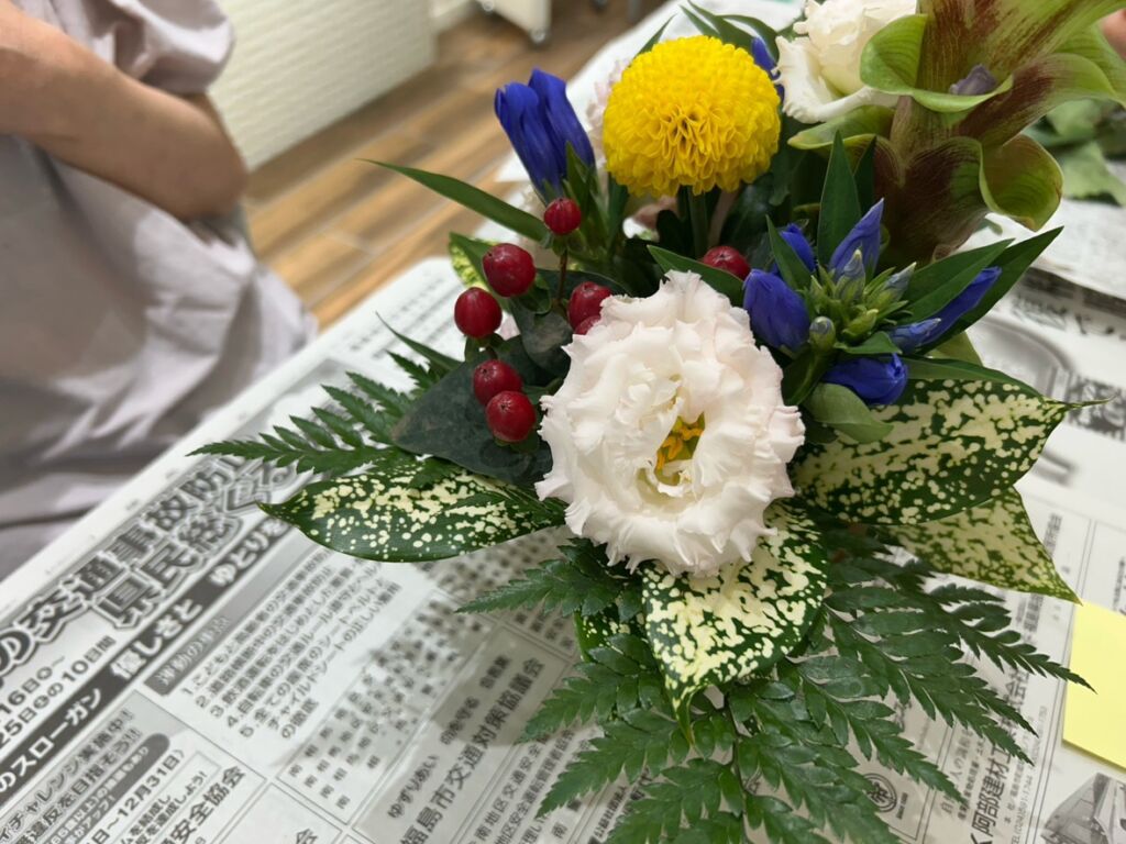 郡山市 つむぎ小原田にて開催された生花アレンジメント教室の様子。お客様が作成されたすばらしいアレンジメントのお写真です