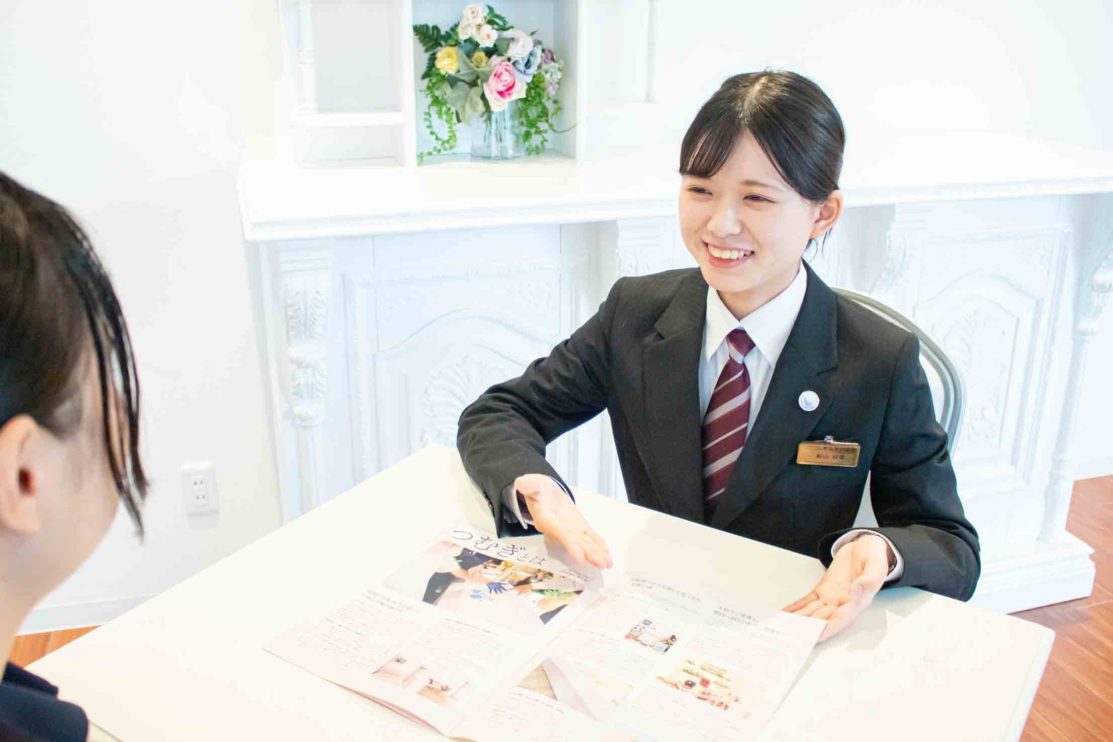 なすの斎場グループのスタッフによる温かい事前相談の様子