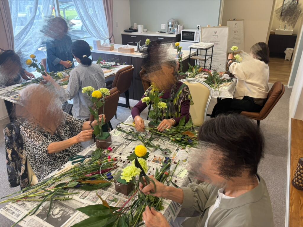 つむぎ金屋生花アレンジメントでお客様がお花を生けている様子のお写真