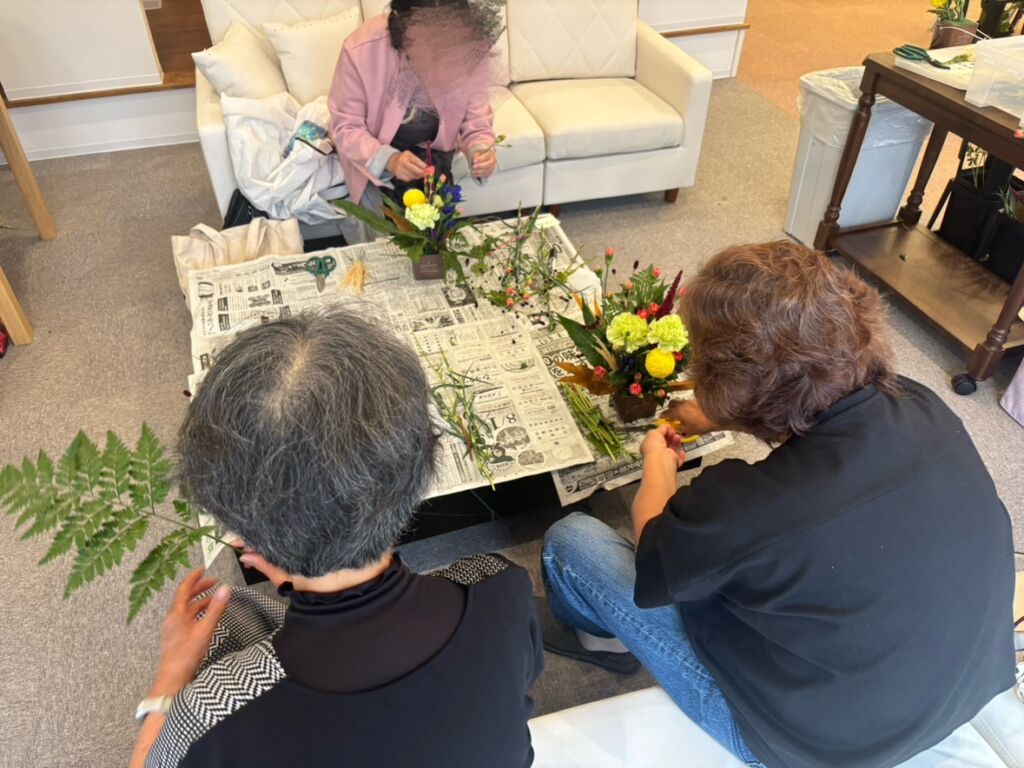 つむぎ金屋生花アレンジメントでお客様がお花を生けている様子のお写真
