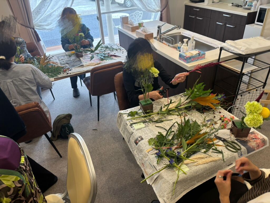つむぎ金屋生花アレンジメントでお客様がお花を生けている様子のお写真
