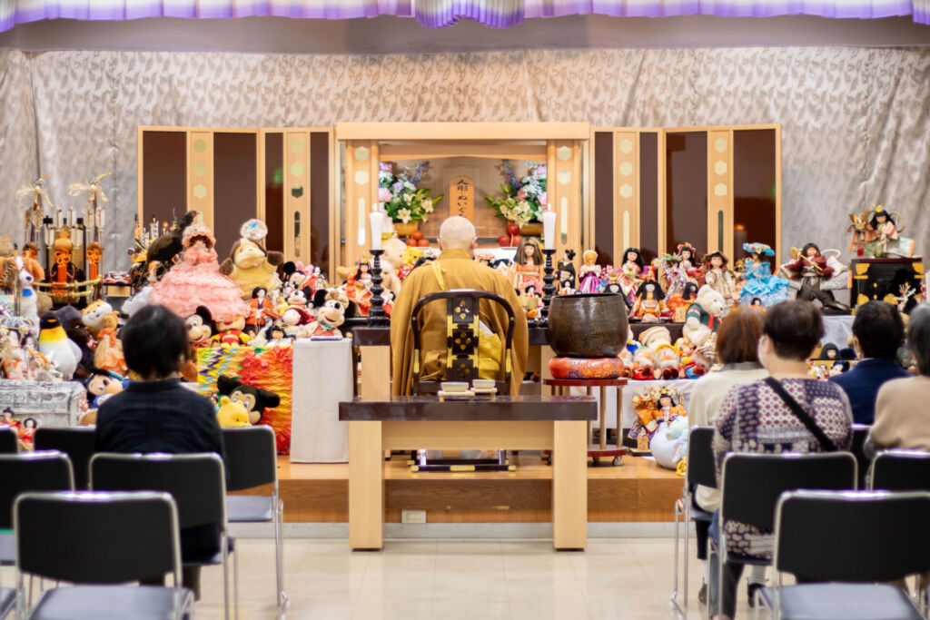 2026年10月に行われた当社の人形供養祭の実際の様子。