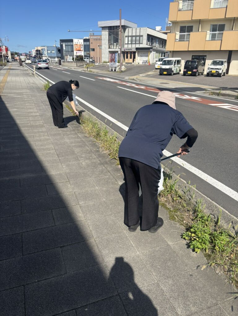 郡山市　つむぎのスタッフが国道40号線の歩道のごみを拾っています