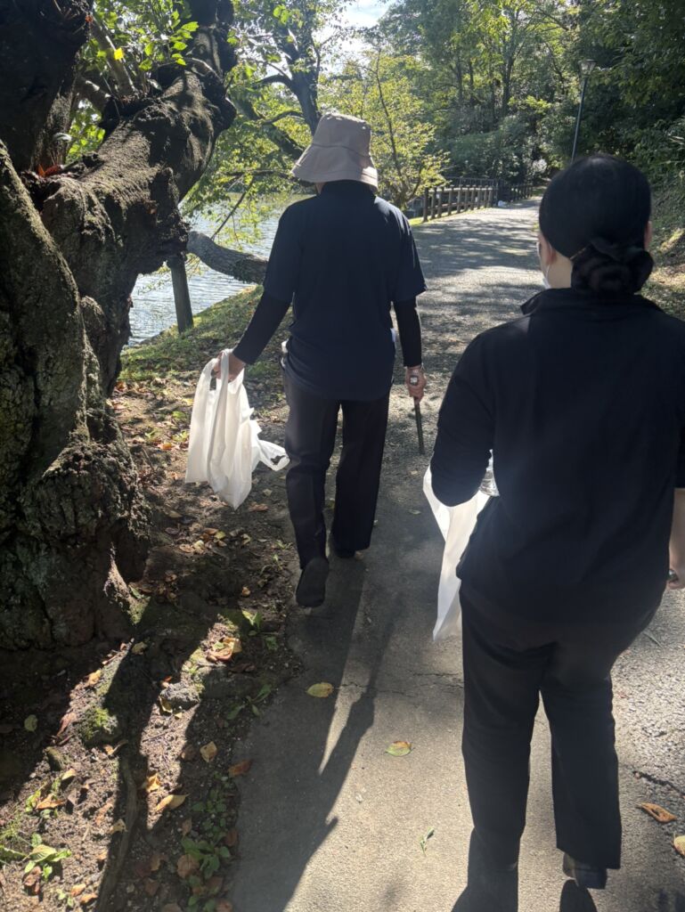 郡山市　つむぎのスタッフがごみを拾っている写真
