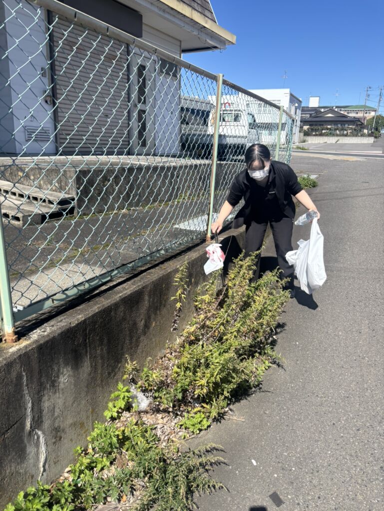 郡山市　家族層専用式場つむぎのスタッフがごみを拾っている写真